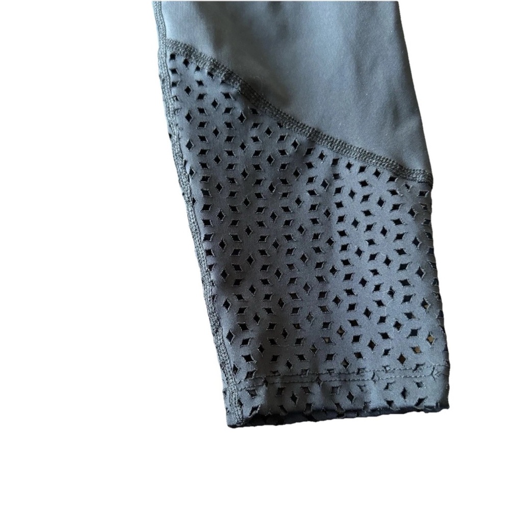 Beyond Yoga Women’s Small Black Perfect Angles Perforated Ankle Leggings - Picture 4 of 11